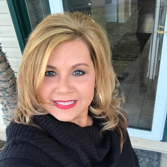 Meet your Posher, Danielle - Picture 2 of 2